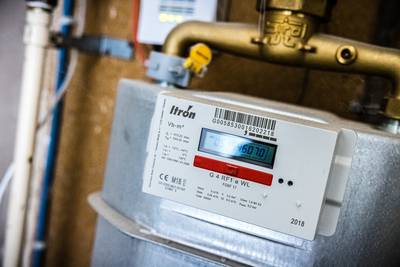 De klusbus installeert gratis tochtstrips en andere energiebespaarders bij de mensen thuis