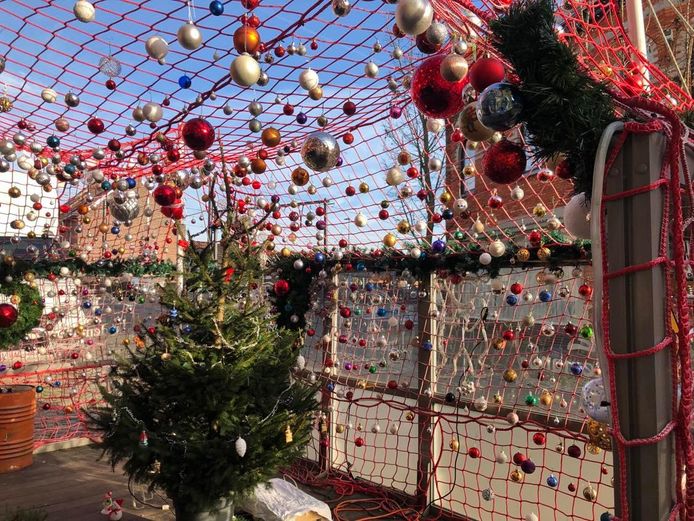 Op het terras van café 't Lusterke hangt het vol kerstballen