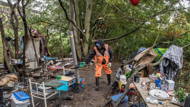 Politie ontruimt ‘bosje van schaamte’ met dakloze arbeidsmigranten in Tiel: ‘Gevaarlijk en onmenselijk’