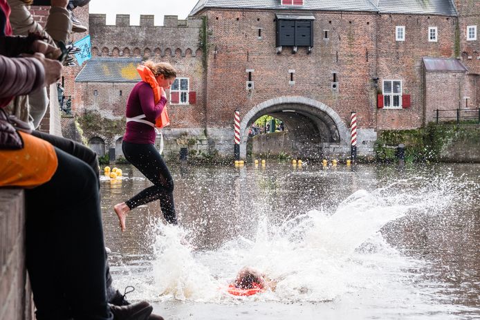 Zo'n twintig medestanders van Extinction Rebellion sprongen zaterdagmiddag voor het oog van de koning in de Eem.