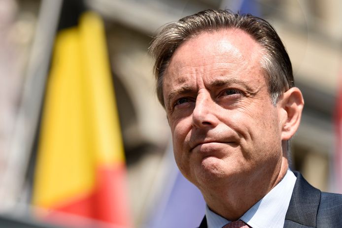 Bart De Wever (N-VA) tilt zwaar aan de beslissing van de regering om de beveiliging van joodse instellingen volledig over te laten aan de Antwerpse politie.