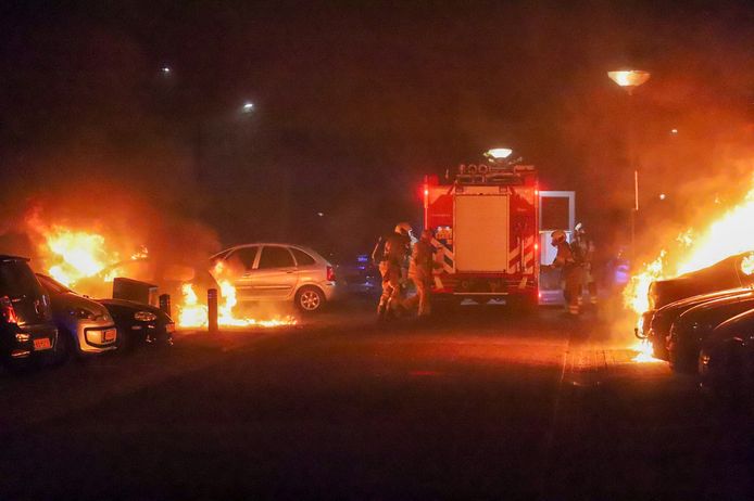 Drie geparkeerde auto’s staan in brand aan het Rembrandtpark in Veenendaal.