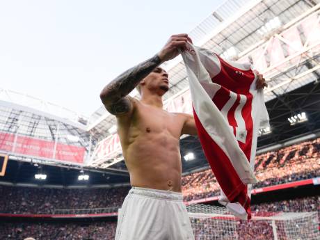 Antony scoort en viert feest als Messi, maar ziet ook rood: ‘Het was een rare situatie, Tadic gooide me omver’