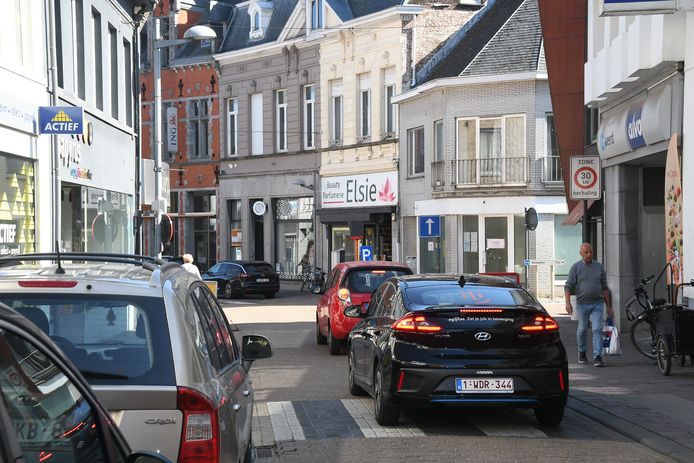 Het ongeval gebeurde op een zebrapad aan het kruispunt van de Kortrijkstraat met de Ramestraat in Tielt.