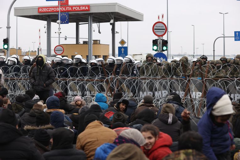 In het koude niemandsland aan de oostkant van Polen is er nog geen hulp voor de ongeveer vierduizend ontheemden. Beeld EPA