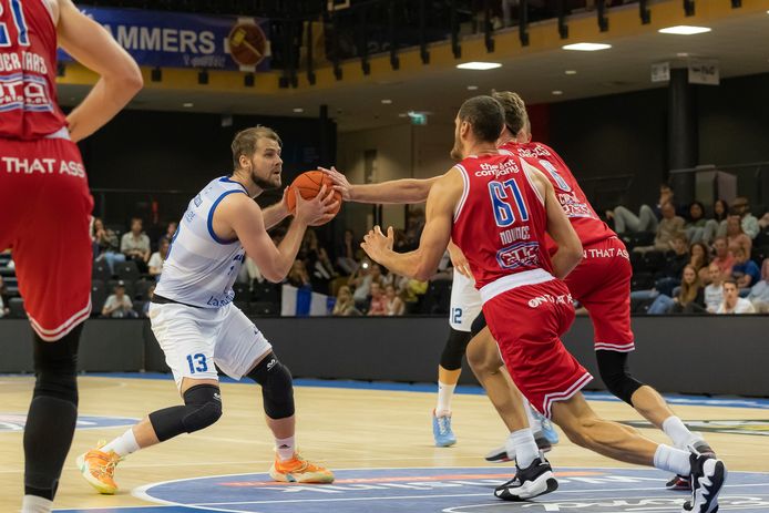 Dragos Diculescu - op beeld tegen Heroes - hoopt dat zijn knieblessure met een maand rust kan herstellen.