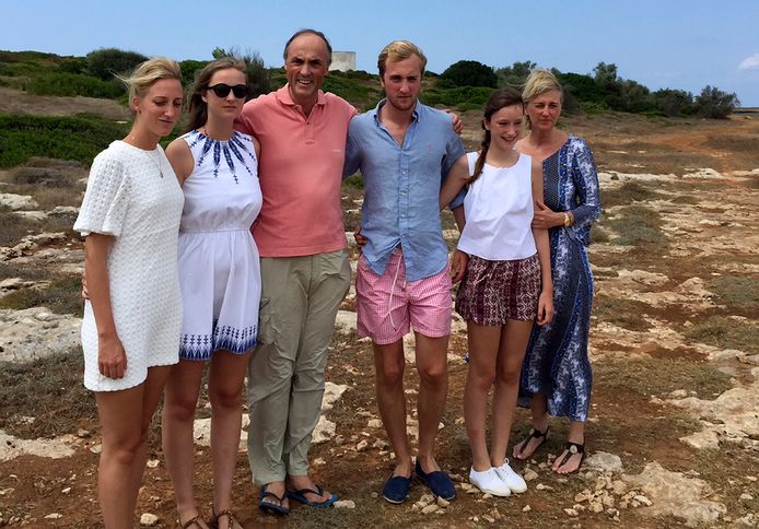 Prinses Astrid, Prins Lorenz en hun kinderen Maria Laura, Joachim, Luisa Maria en Laetitia Maria tijdens hun vakantie in Italië in 2015.