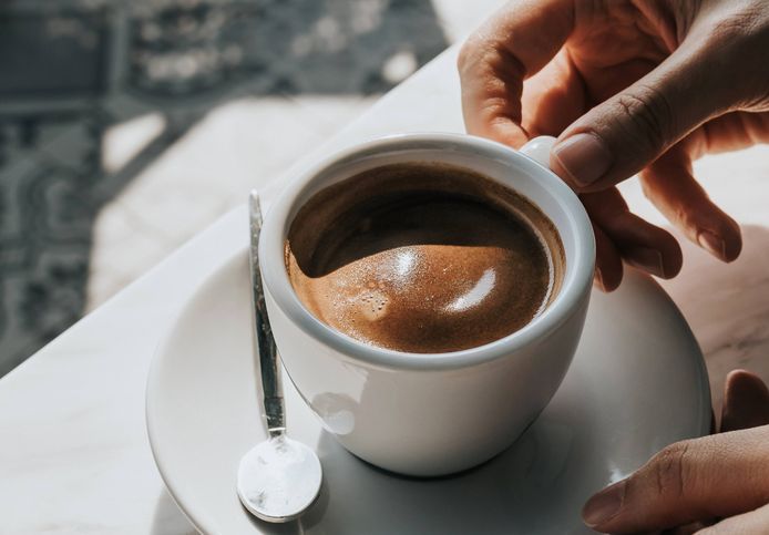Koffiebrander Rob Berghmans en dokter Servaas Bingé leggen uit hoe deca koffie gemaakt wordt én of het gezonder is dan gewone koffie.