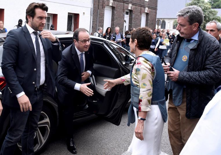 Franse president Hollande na de gijzeling in Saint-Etienne-du-Rouvray. Beeld reuters