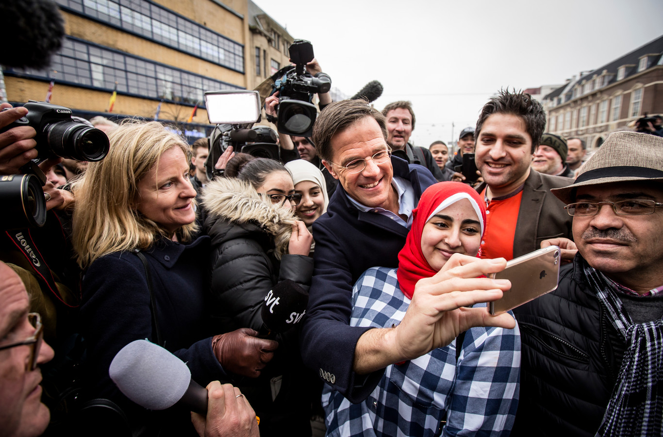Bij de kapper, voor het stoplicht en met Macron: 12 foto’s van Mark ...