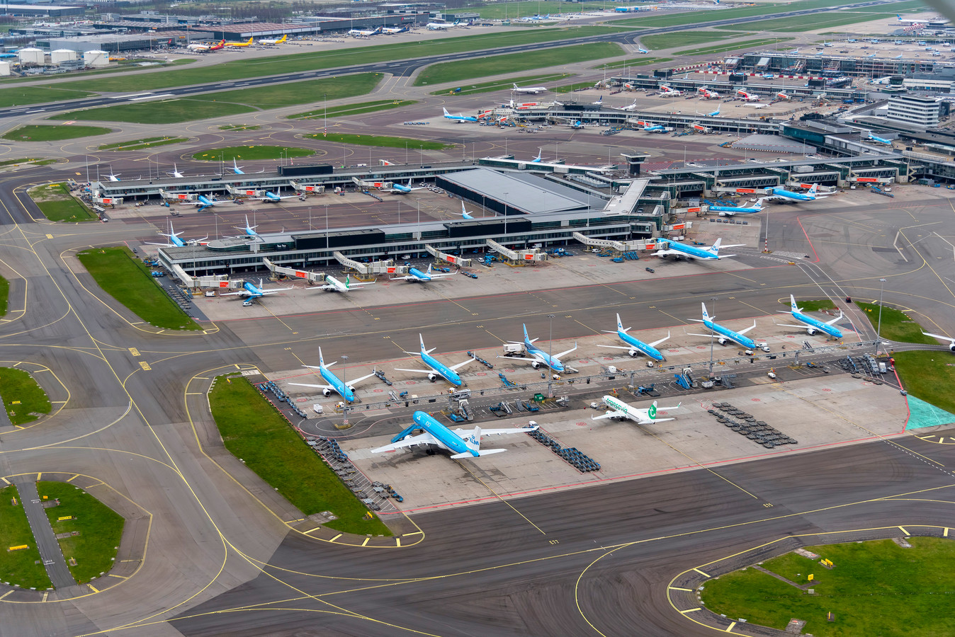 Op Schiphol zijn nog maar twee van de acht pieren in gebruik. Het grootste deel van het vliegveld wordt gebruikt als parkeerplek voor toestellen.