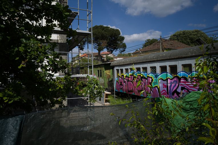 De oude locomotief staat er nog, uit­gebeend en onder de graffiti.	 Beeld Gonçalo Fonseca