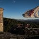 Een gastvrouw met een kasteel vol kunst, die snakt naar bezoekers. En dat midden in Toscane!