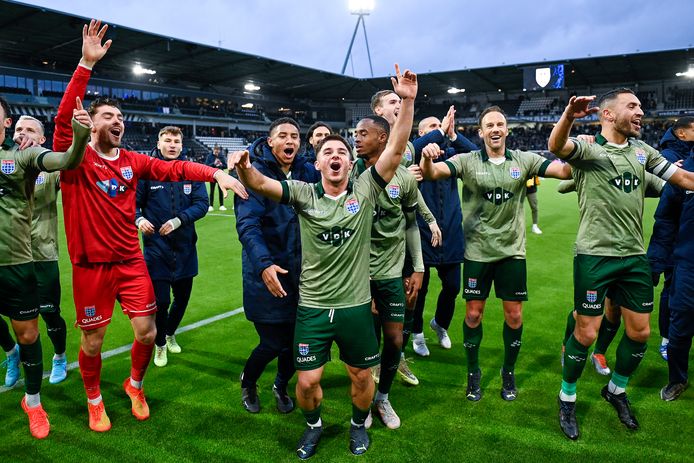 De selectie van PEC viert de zege met de meegereisde fans.
