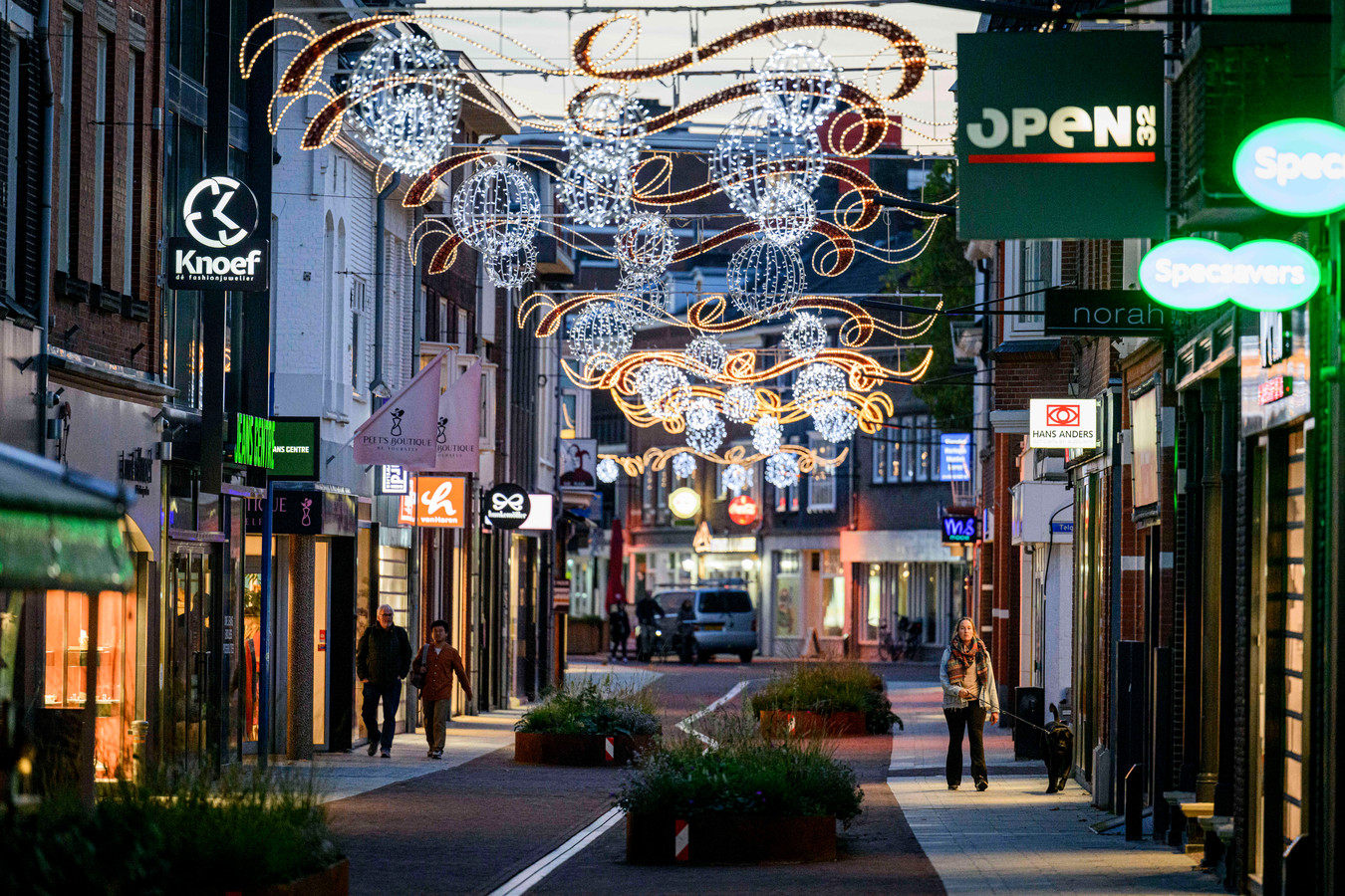 Kerstverlichting in Hengelo brandt dagelijks 8,5 uur korter vanwege