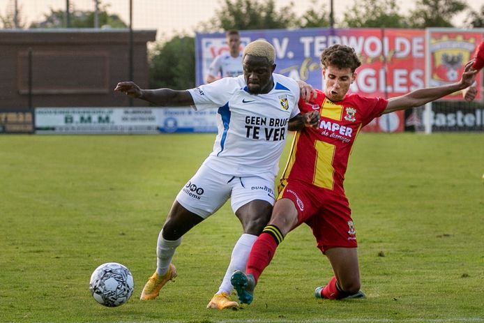 Giovarny Sluiter (r) probeert Hilary Gong Chuhwak de bal te ontfutselen tijdens de vriendschappelijke wedstrijd tegen Vitesse.