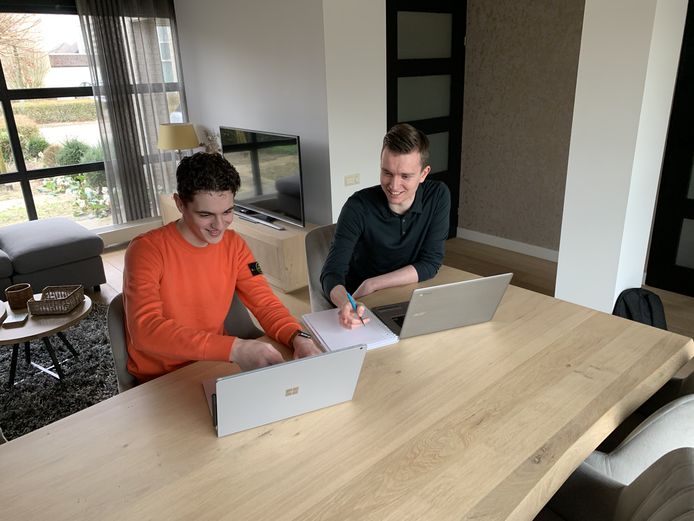 Daan Woestenenk (links) en Casper Rijzewijk puzzelen aan hun website.