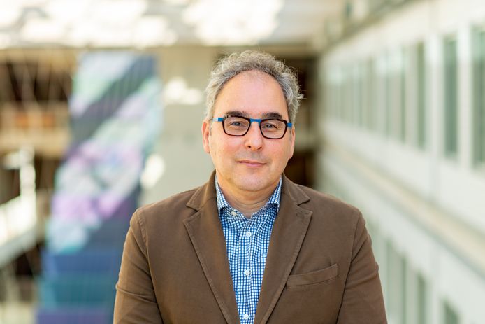 Arts-microbioloog Marc Bonten van het UMC Utrecht vindt de oproep van het kabinet passen bij de ernst van de situatie.