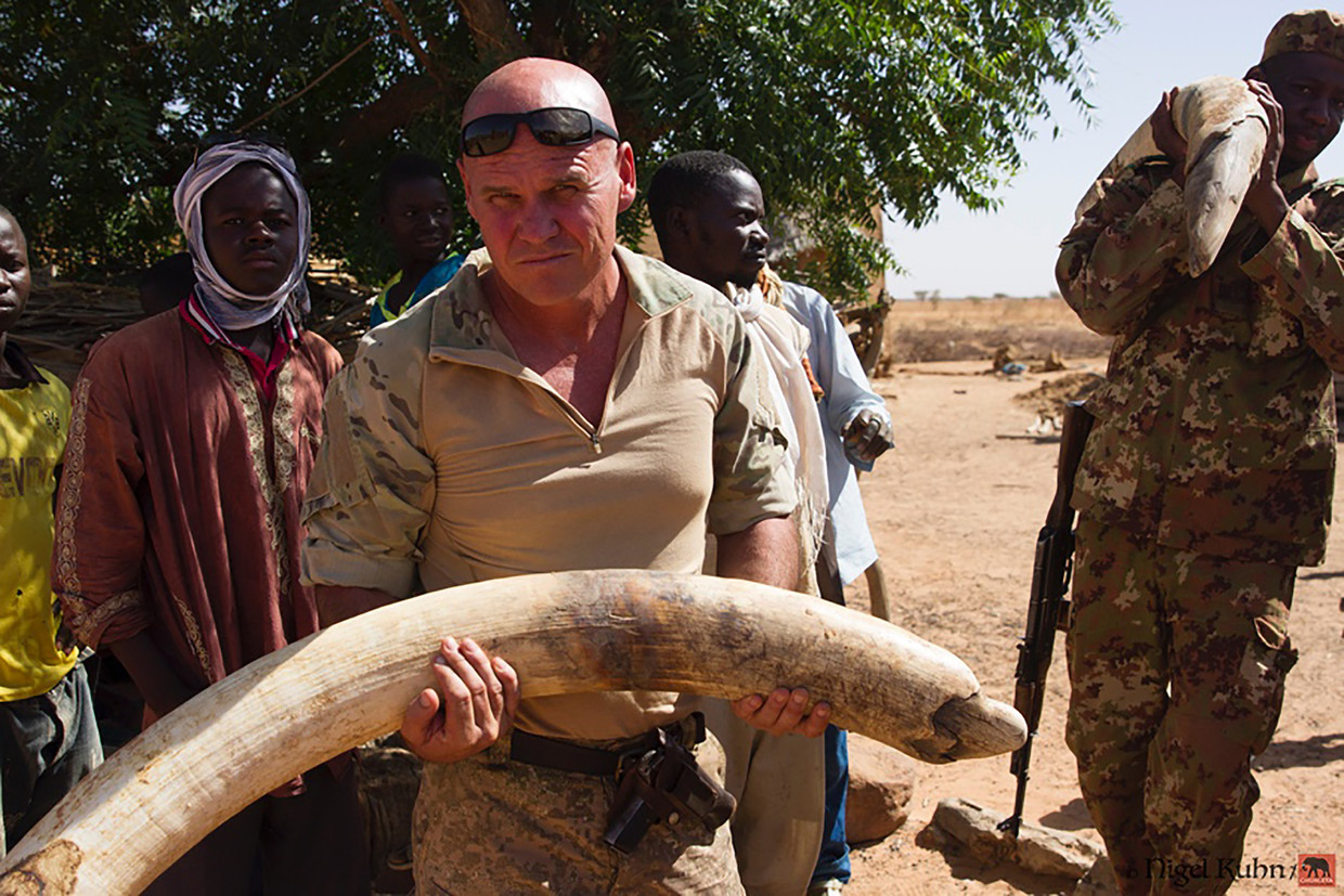 Rory Young met een ivoren slagtand van een olifant. In Mali legde hij zich toe op de bescherming van de woestijnolifanten. In buurland Burkina Faso kwam hij vorig jaar om het leven.  Beeld Chengeta Wildlife 