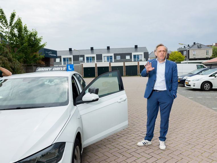 Van Roosmalen heeft al sinds 2019 rijles, maar het rijbewijs is nog niet in zicht.  Beeld Ivo van der Bent
