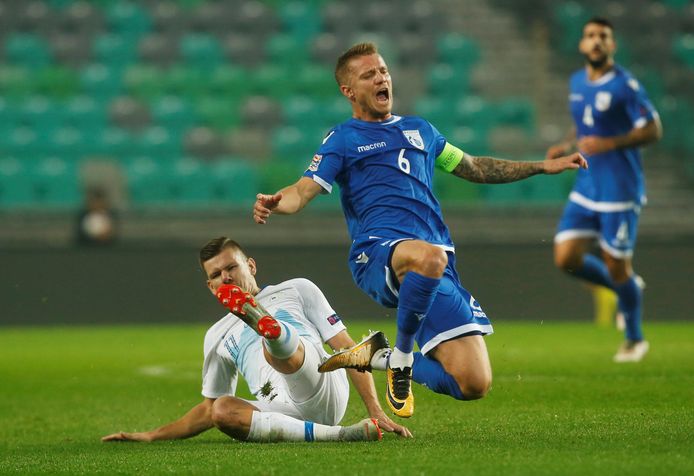 Roman Bezjak schoffelt Jason Demetriou, hier nog het slachtoffer, neer.