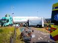 Door nog onbekende oorzaak reden de vrachtwagen en de bestelbus frontaal tegen elkaar aan op de Markweg.