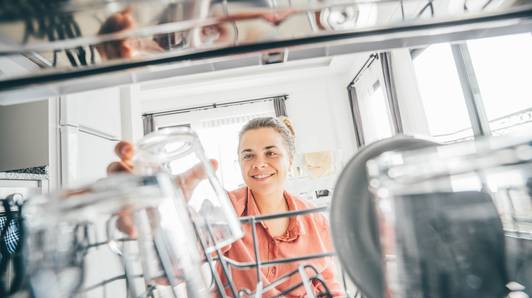 Waarom je minstens één keer per maand je vaatwasser op hogere temperatuur moet laten draaien