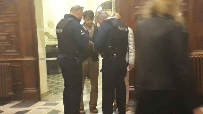 Ömer Faruk Demircioglu werd na de zitting in het stadhuis opgewacht door de politie.