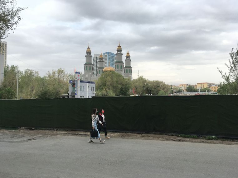 De Dongdasi-moskee in Urumqi is al twee jaar achter een hek verscholen. Ernaast staat een  politiebureau. Beeld Leen Vervaeke