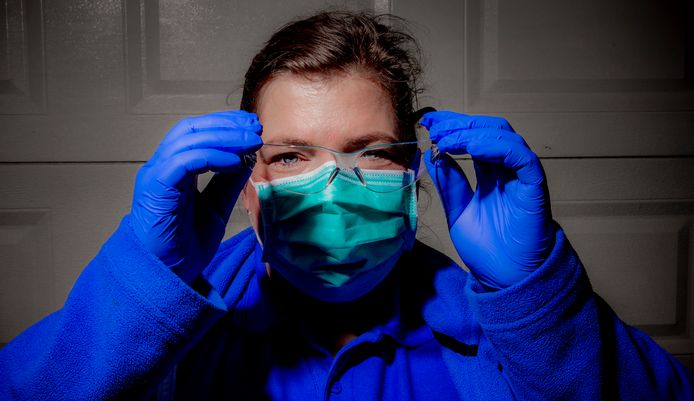 Wijkverpleegkundige Corrine Kroese moet met vuurwerkbril en hergebruikt mondkapje op pad om ouderen thuis te verzorgen.