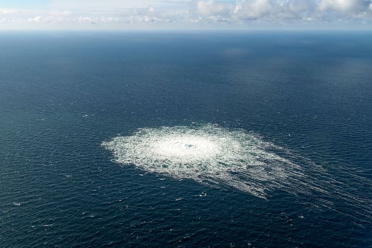 Woelig water op de plek waar de gaspijplijn Nord Stream 2 ver onder de zeespiegel van de Oostzee werd opgeblazen.  Beeld AFP