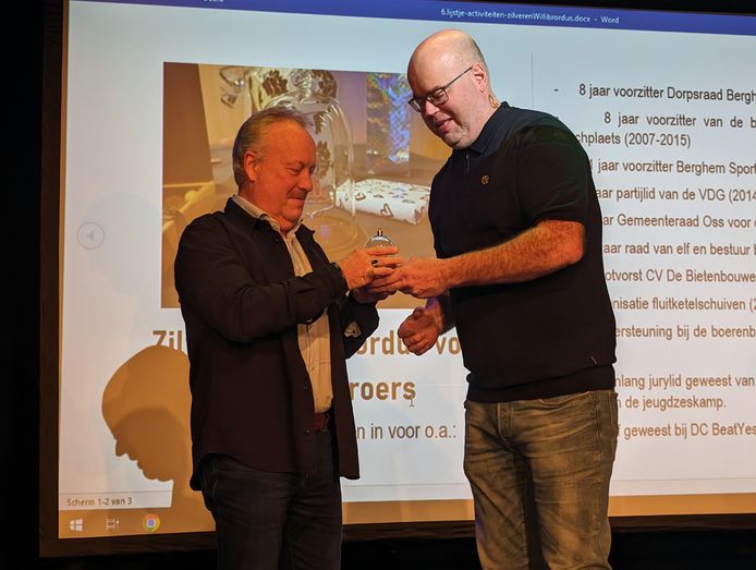 Gerard Broers krijgt de Zilveren Willibrordus van de vorige ontvanger van de prijs; Willem van Kreij.
