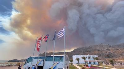 30.000 geëvacueerden op Rhodos door bosbranden, Vlamingen getuigen: “Geen idee waar we vanavond slapen”, noodweer in Italië jaagt ook badgasten weg