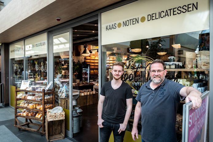 Arian Vereijken en zoon Bart (links) bij hun nieuwste winkel in de Elzas Passage; Noot aan de man.