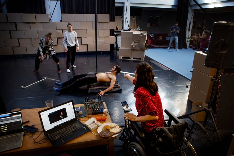 Maartje Bonarius tijdens een repetitie van ‘A Clockwork Orange’ door Tall Tales Company in Rotterdam Beeld Pauline Niks