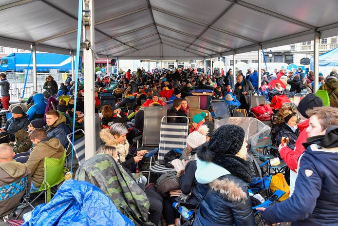 Wie zijn polsbandje had gekregen, zocht een plaatsje uit onder een grote overkapping. De Grote Markt wordt zo ingepalmd door 600 fans van het Ros Beiaard.