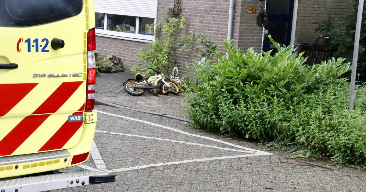 Kind raakt lichtgewond bij aanrijding in Gennep; politie gebruikt pepperspray bij ruzie die erop volgt.