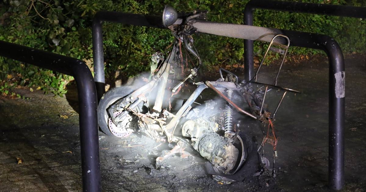 Scooter gaat in vlammen op in de Lier