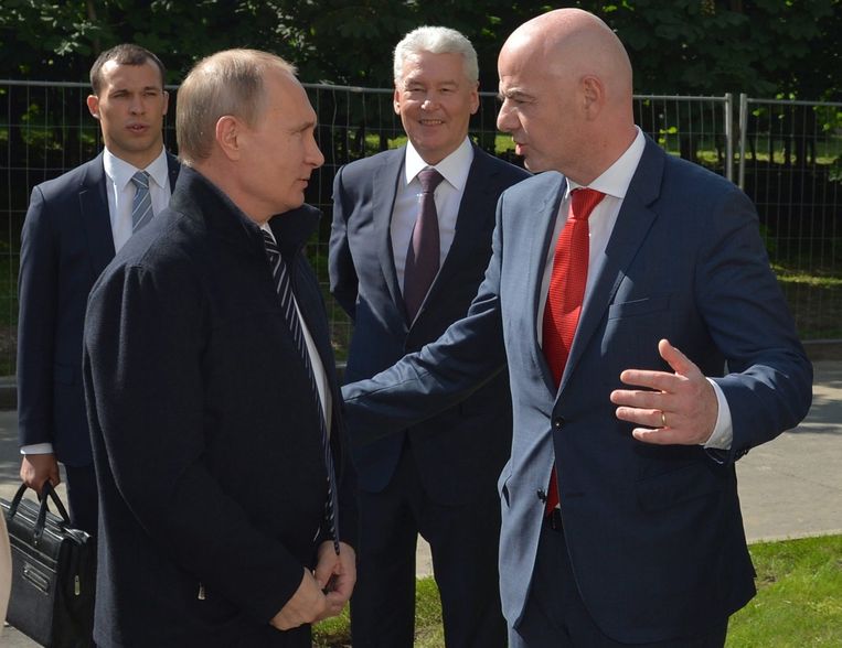 De nieuwe FIFA-baas Infantino (r) met de Russische president Poetin Beeld anp
