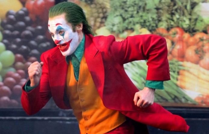 Joaquin Phoenix rent door de straten als ‘The Joker’.