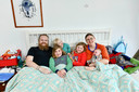 David en Jolien met hun vier kinderen.