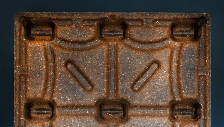 De van kokosbolster geperste pallets zijn lichter dan houten pallets en bovendien brandvertragend Beeld Charlotte Odijk