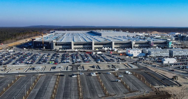 De eerste Tesla-fabriek in Europa, nabij Berlijn. Vandaag rollen er de eerste auto's van de band.  Beeld Patrick Pleul/dpa-Zentralbild/dp
