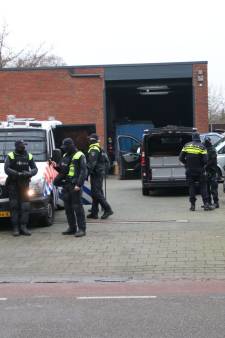 Politie doet inval bij autobedrijf Van Harten in Apeldoorn