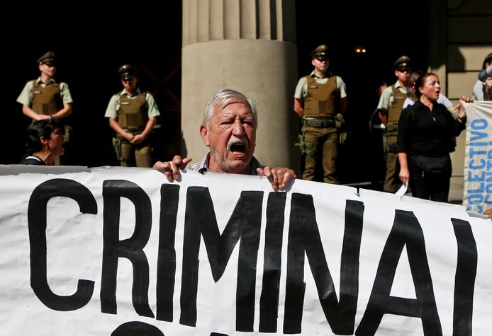 Een vader van twee mannen die onder Pinochets bewind zijn vermoord demonstreert bij de rechtbank in Santiago.
