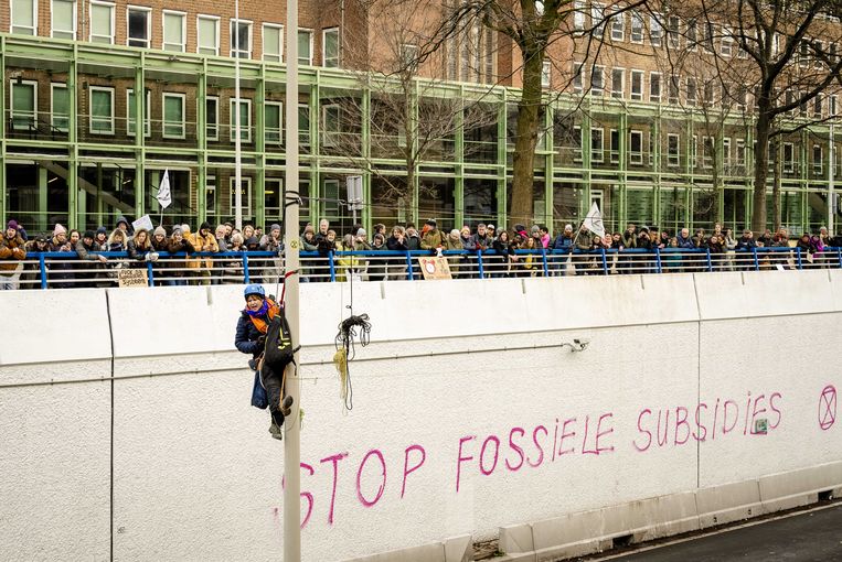 Klimaatactiegroep Extinction Rebellion blokkeert de A12 in Den Haag. Eerder werden leden van de actiegroep aangehouden op verdenking van opruiing.  Beeld ANP