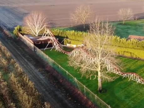 Nederlandse YouTubers bouwen 50 meter lange achtbaan in achtertuin