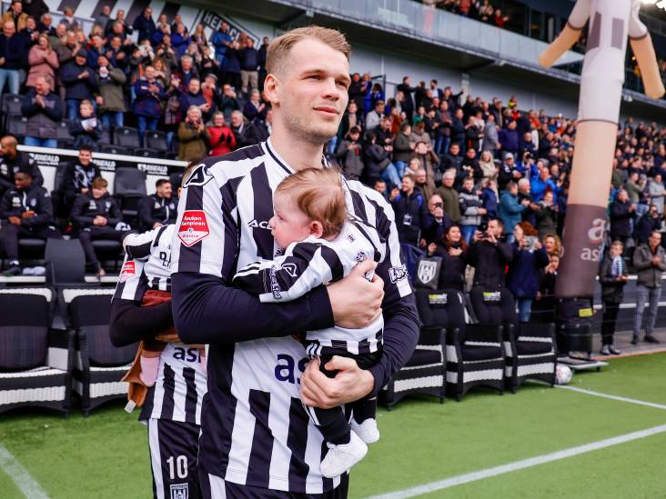 Voetballers Heracles en Den Bosch met baby’s en peuters het veld op: „Voor herhaling vatbaar”