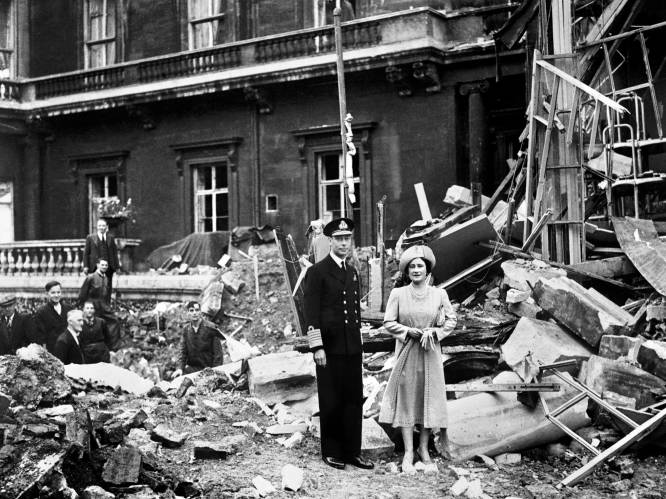 Queen Elizabeth herdenkt bombardement op Buckingham Palace met unieke foto en aangrijpend verslag
