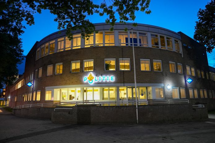 Man gooit stenen tegen ruit van politiebureau in Oss.